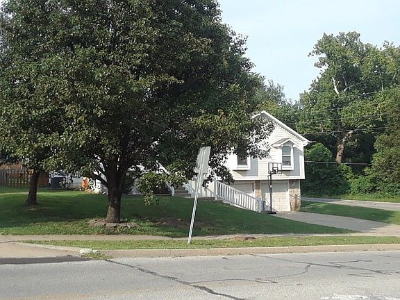 3rd image of 502 Holt Dr