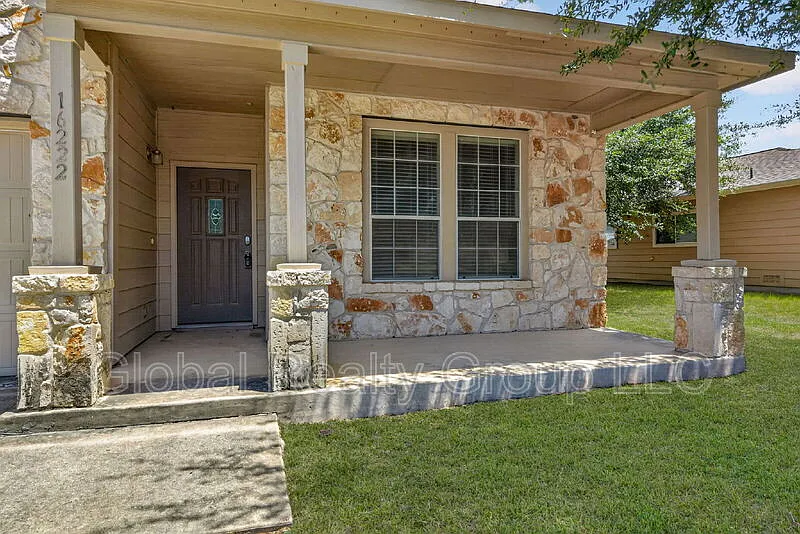 5 bed, 2.5 bath, 2577 sqft, $1,995 — Photo 3
