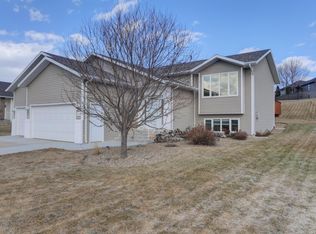 4731 Mellowsun Dr, Bismarck, ND 58503