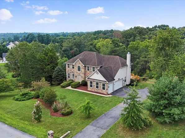 154 Triumphant Way, Falling Waters, WV 25419
