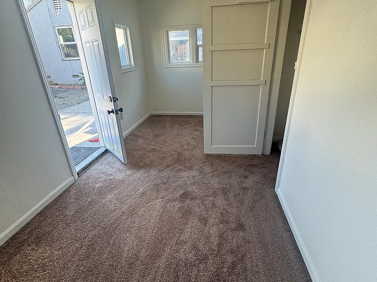 5438 Sylvia Ave — Photo 11