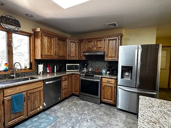 3rd image of 76 Clarks Ln