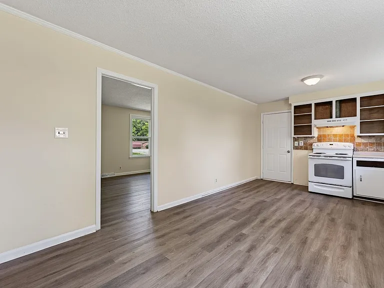 573 Waldorf Dr — Photo 9