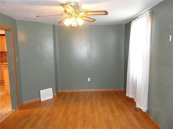 4th image of 129 Avenue E