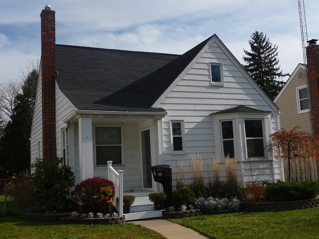 919 Hoffman Ave photo 1
