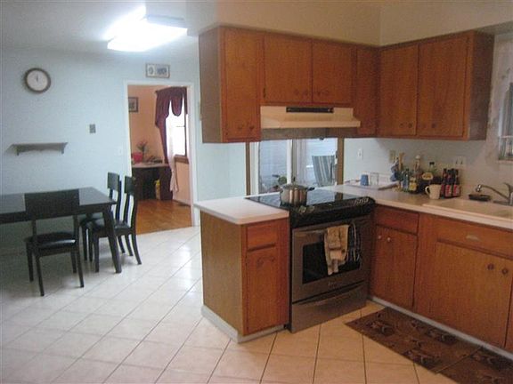 5th image of 2600 Grosvenor Dr