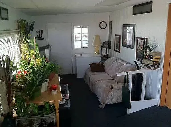 LIVINGROOM