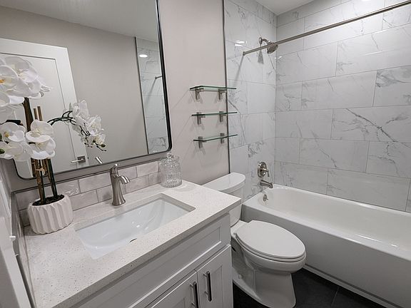 2nd image of 1719 Pearl St #1A