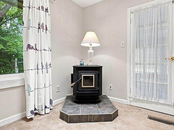 4th image of 367 Yarmouth Ln