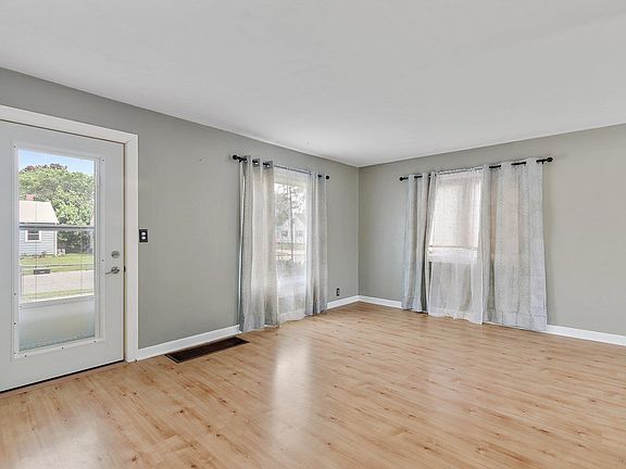 3rd image of 2908 Custer Ave
