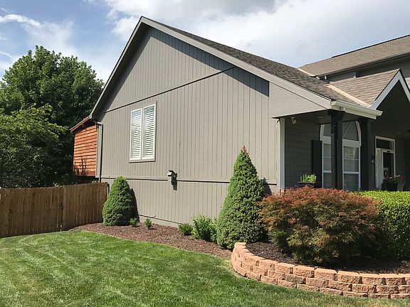 3rd image of 812 Lakeview Dr