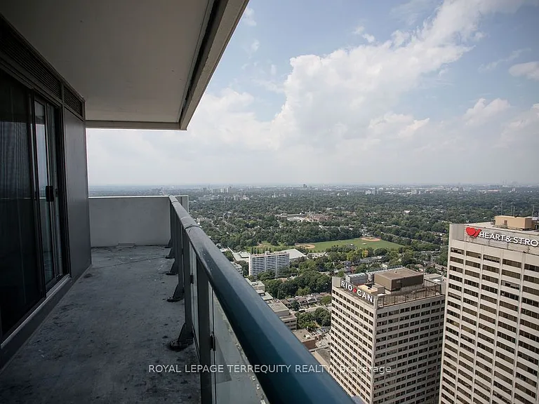 2221 Yonge St #4609 — Photo 10