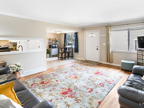 4th image of 29W559 Winchester Cir #3