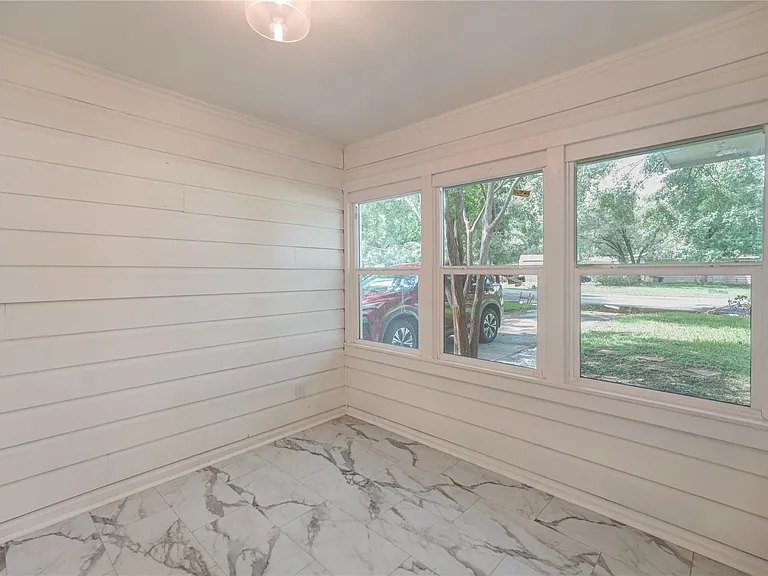 1319 Elm St — Photo 28