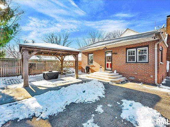 4th image of 1008 Pekin Ave