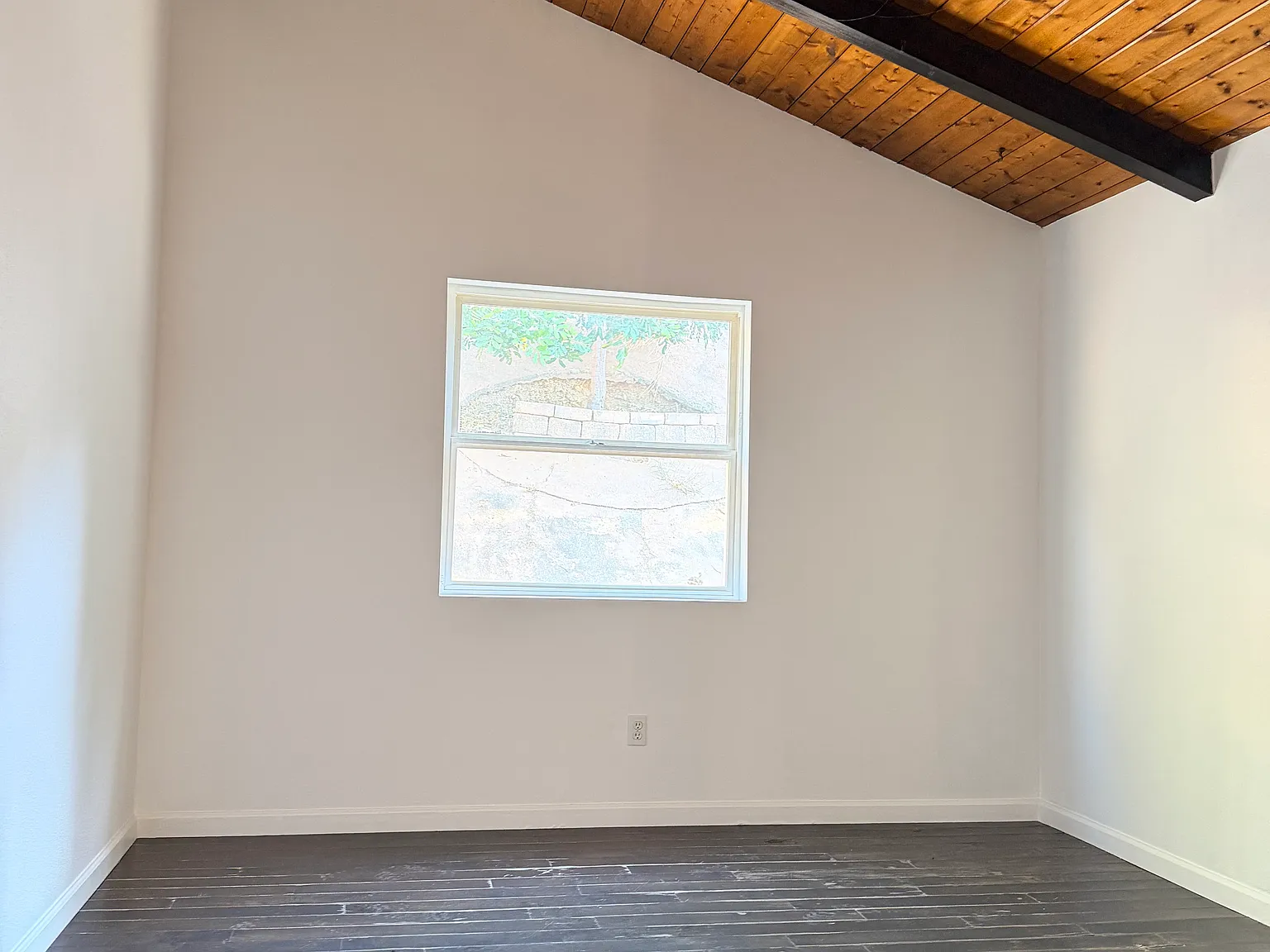 6 bed, 1639 sqft, $4,950 — Photo 4