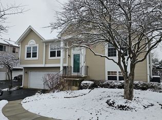 2960 Shelly Ln, Aurora, IL 60504