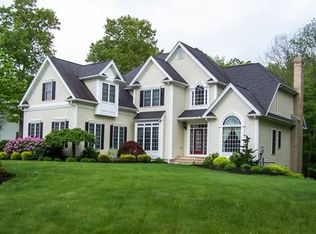 27 Fairway Ln, Medway, MA 02053