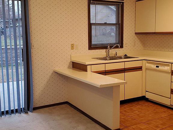 5th image of 220 N Sunny Side Ct