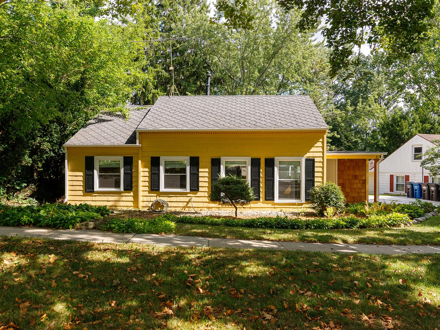 3 bed, 1.0 bath, 1398 sqft, $2,500 — Photo 3