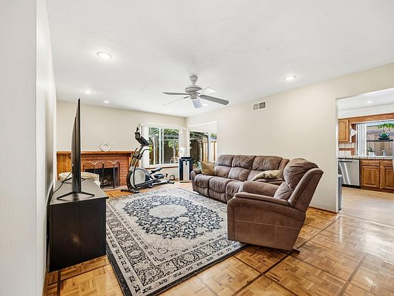 3rd image of 6099 Larchmont Dr