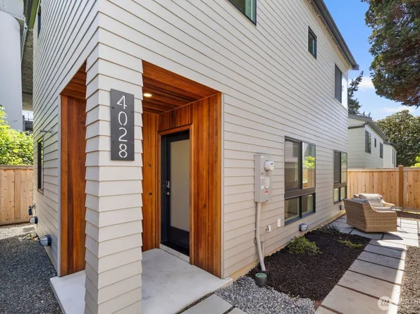 4028 5th Avenue NE, Seattle, WA 98105