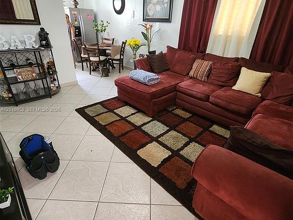 4th image of 654 W 29th St #4