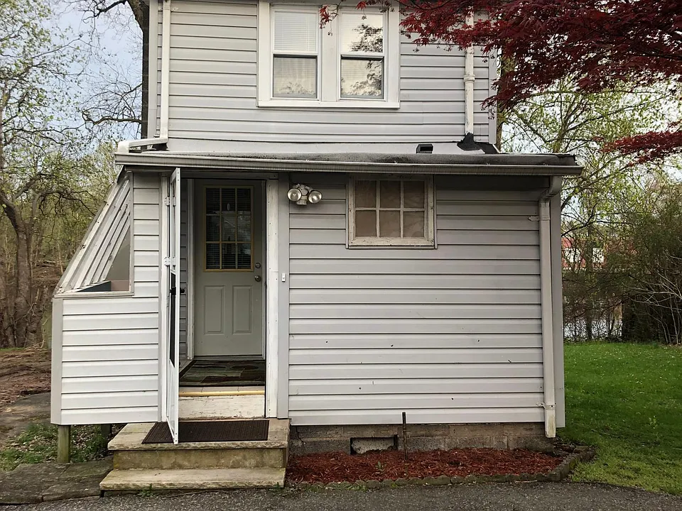 15 Crescent Ave #REAR HOUSE