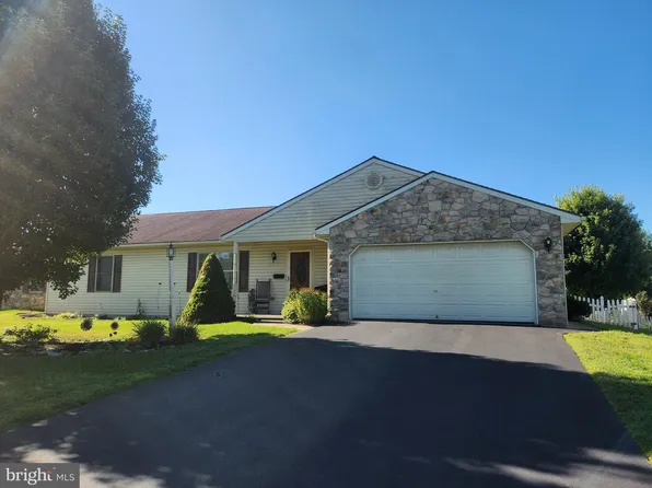 205 Forget Me Not Dr, Ephrata, PA 17522