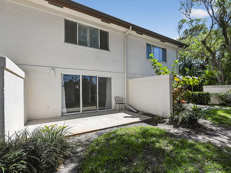 101 Half Moon Cir #B — Photo 36