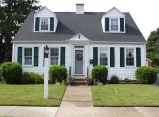 8 Dartmouth Ave, Riverside, RI 02915