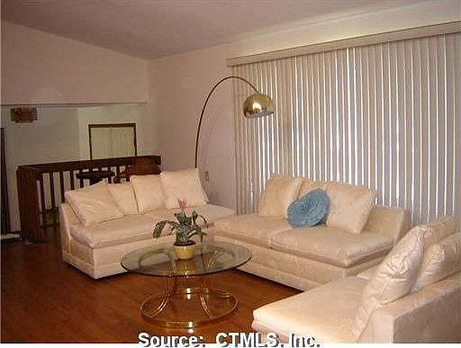 5th image of 7 Hickory Hill Ln