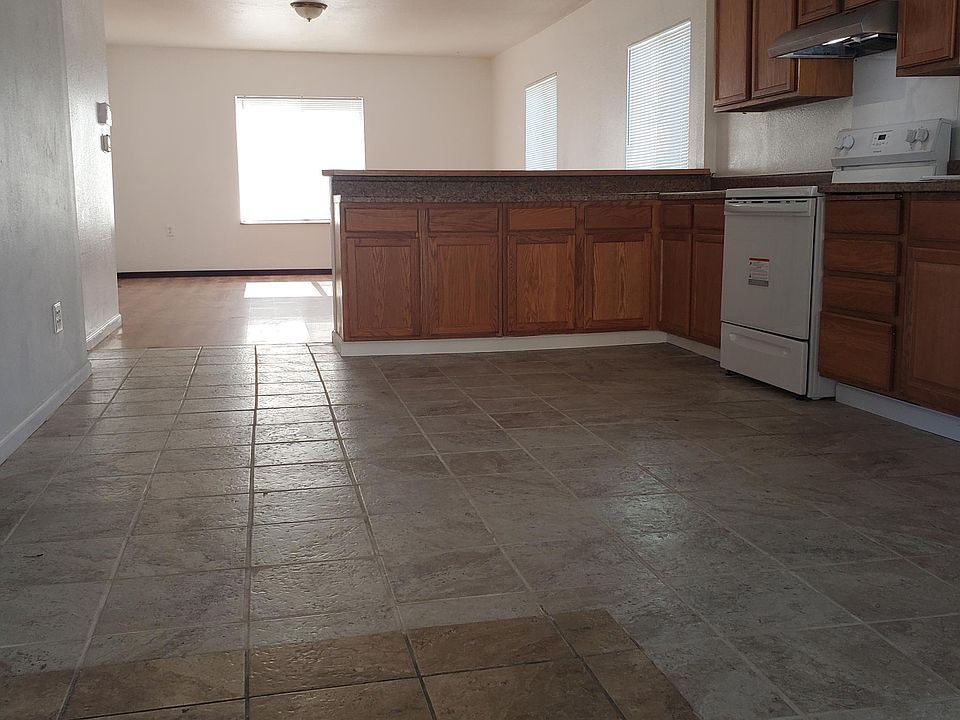1st image of 512 E Pioneer Ave