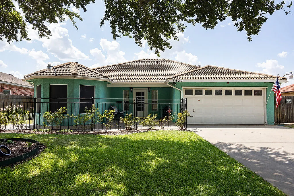 3 bed, 1122 sqft, $2,900 — Photo 1
