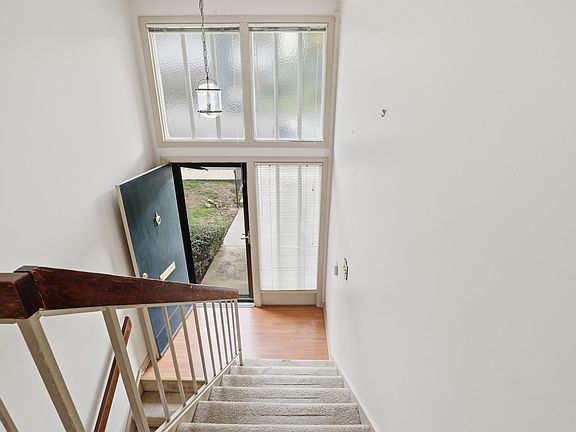 5th image of 32 Briarglen Pl
