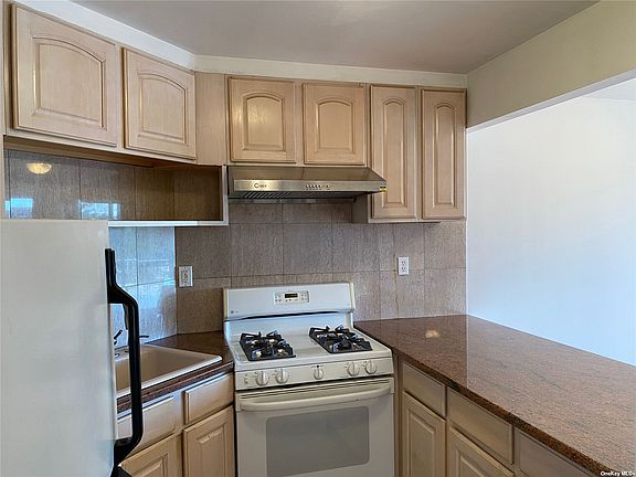 4th image of 42-31 Colden St #F6b