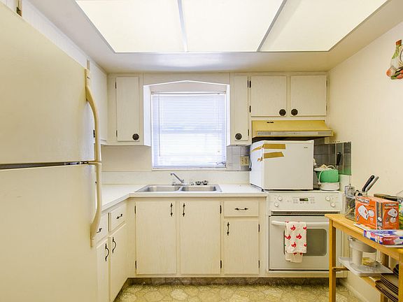 3rd image of 2727 Dudley Dr W APT H