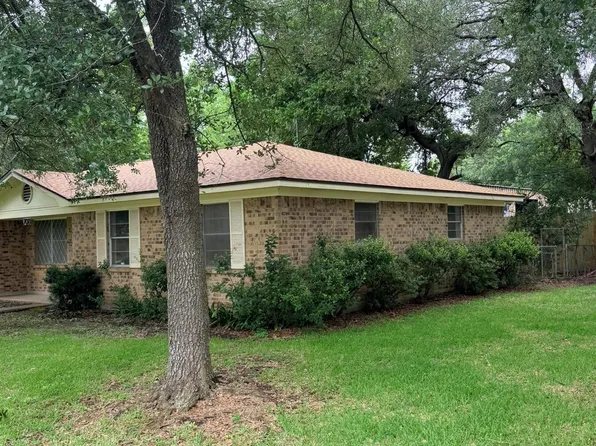 708 1st St, Winnie, TX 77665
