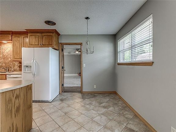 4th image of 4845 Woodview Dr