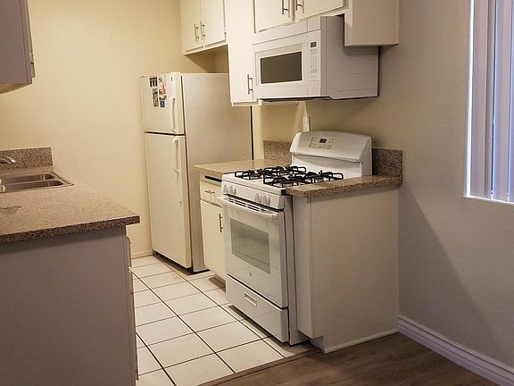 3rd image of 5851 Hazeltine Ave