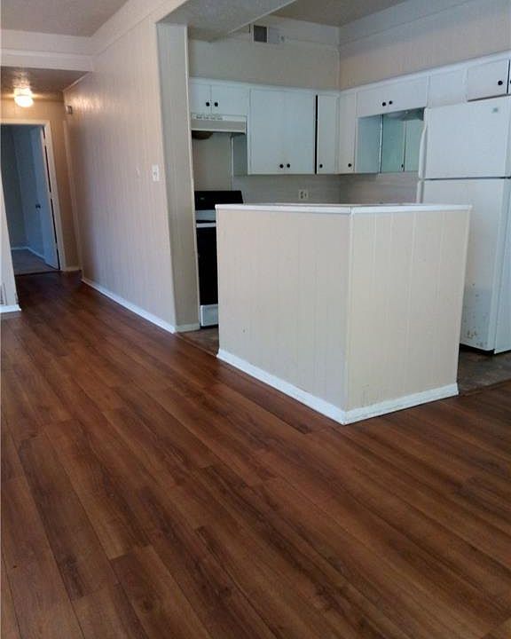 2nd image of 213 Mounts Ave APT 1