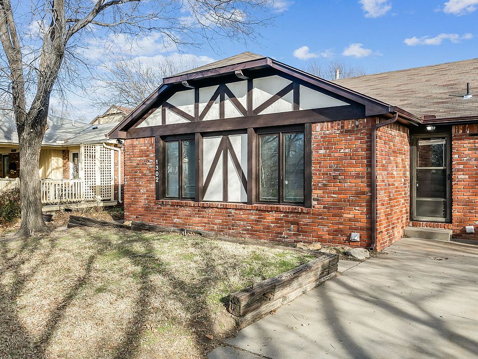 1st image of 1302 N Richmond Cir #1
