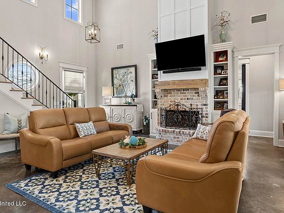 5th image of 102 Northshore Point