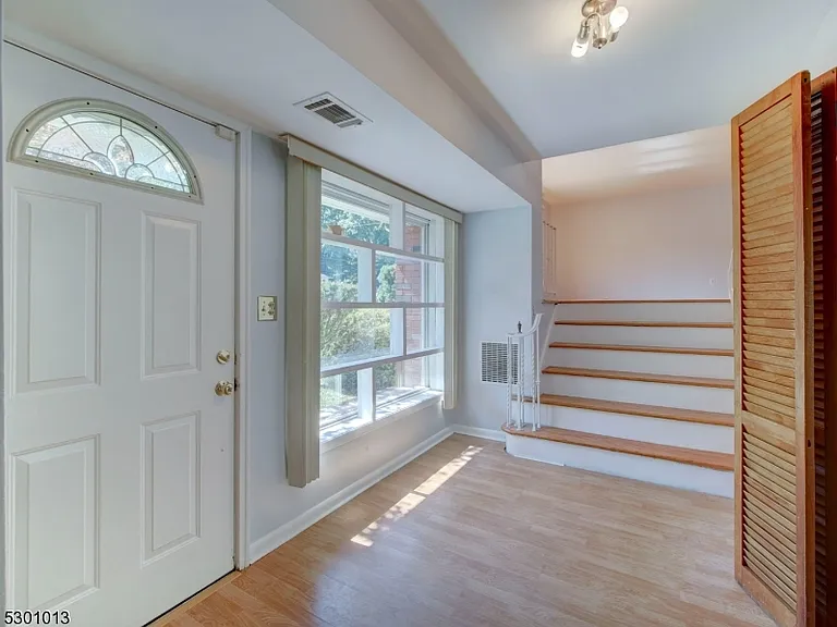 17 Brook Pl — Photo 2