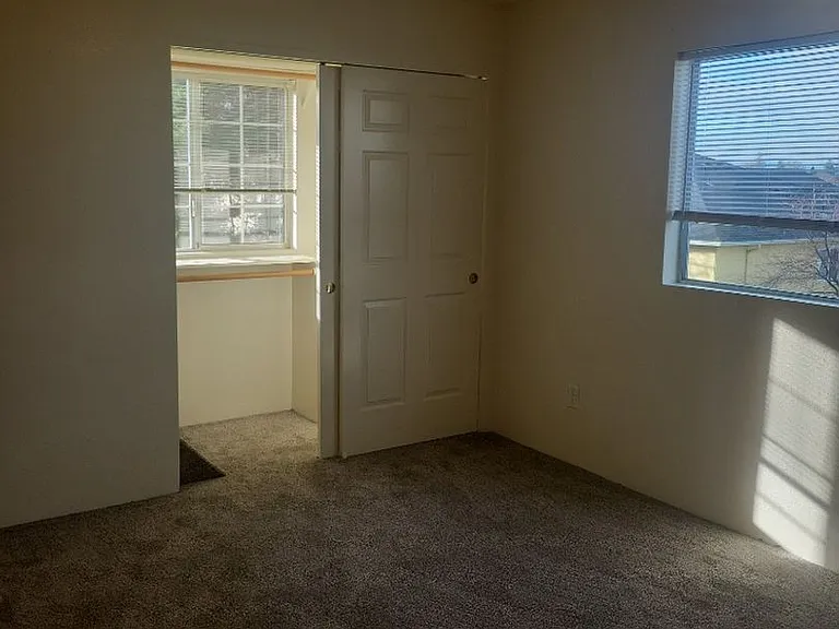 2039 Campus Dr — Photo 10