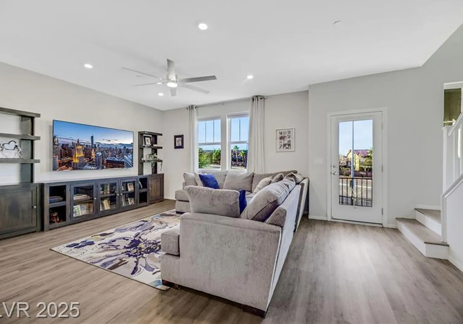 Modern 4-Bed Townhouse in Henderson — Photo 2