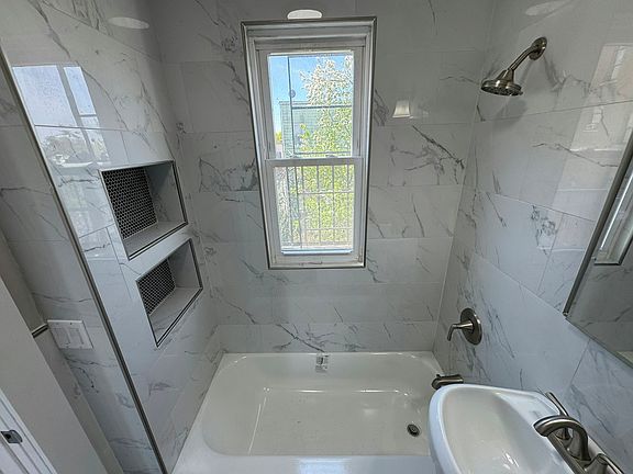 4th image of 165 Clendenny Ave #3L