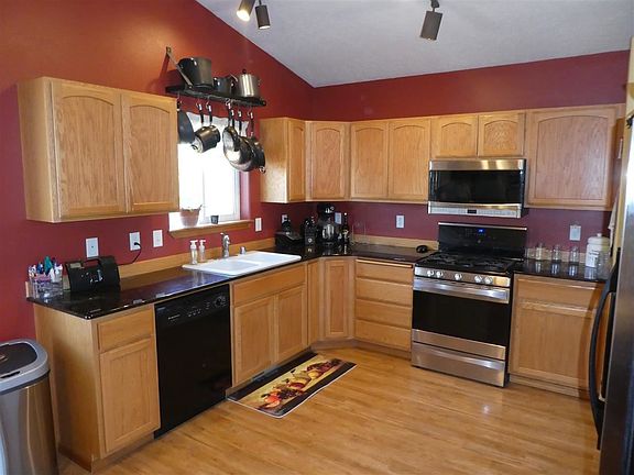 3rd image of 810 Justin Ave