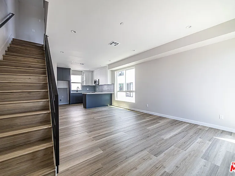 6702 Balboa Blvd #1 — Photo 6