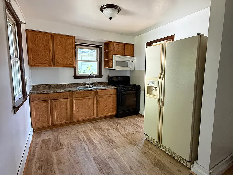 1760 Dewey Ave — Photo 2